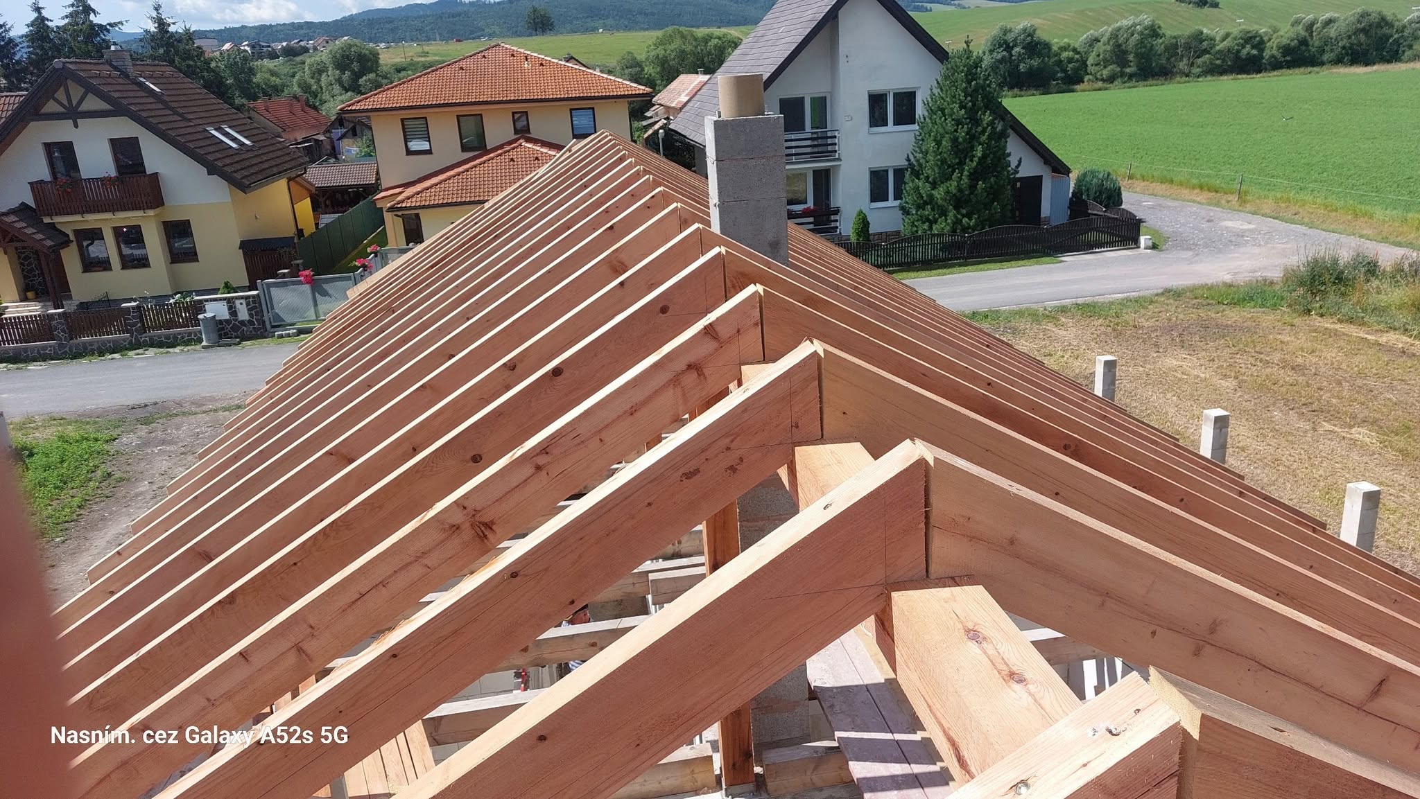 Pohľad na valbovú strešnú konštrukciu